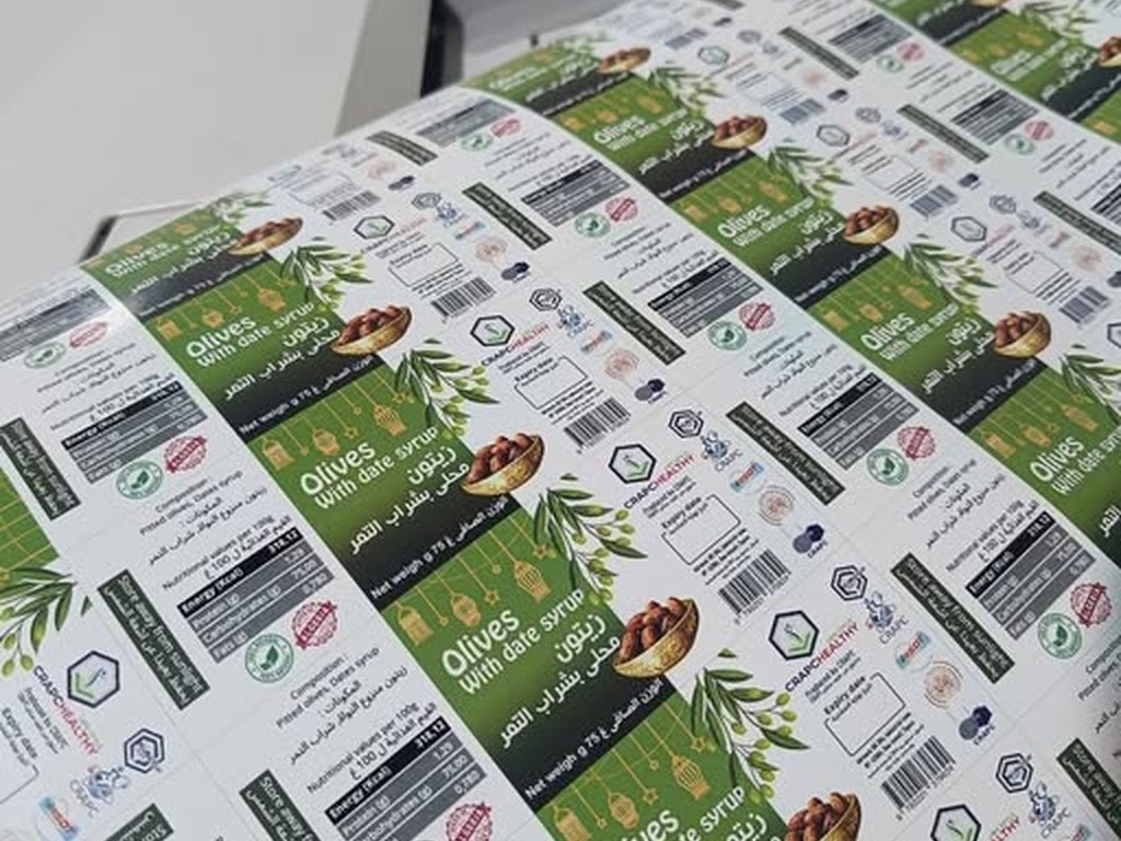 Planche d'étiquettes adhésives imprimées en quadrichromie sortant de production